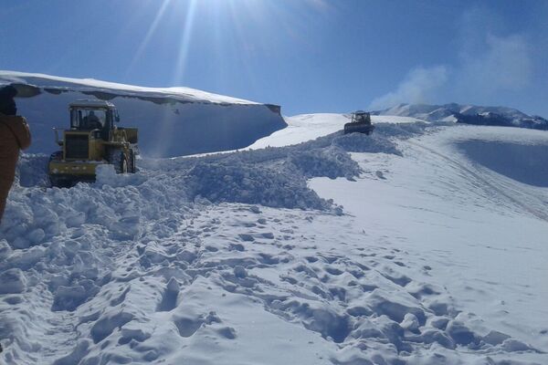 К работе по очистке дорог привлечены местные власти, дорожно-эксплуатационные предприятия и сотрудники МЧС. Они работают круглые сутки. К работе по очистке дорог привлечены местные власти, дорожно-эксплуатационные предприятия и сотрудники МЧС. Они работают круглые сутки. - Sputnik Кыргызстан