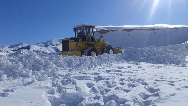 Расчистка снега в долинах Ак-Сай и Арпа Нарынской области - Sputnik Кыргызстан