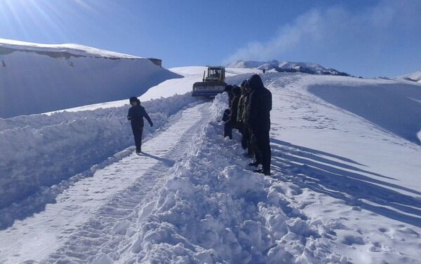 В долинах Ак-Сай и Арпа Нарынской области очищаются дороги от снега высотой в один метр - Sputnik Кыргызстан