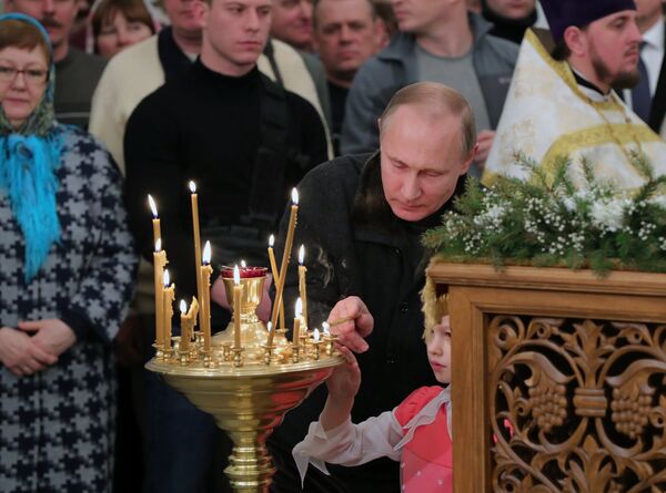 Президент РФ В.Путин посетил Рождественское богослужение - Sputnik Кыргызстан