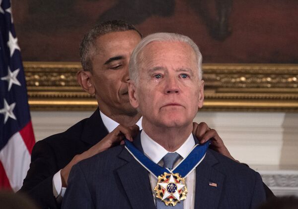 АКШ президенти Барак Обама вице-президент Жо Байденге өлкөнүн жогорку наамдарынын бири болгон Эркиндик медалын тапшырды - Sputnik Кыргызстан