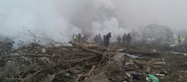 Сотрудники МЧС на месте крушения самолета недалеко от аэропорта Манас - Sputnik Кыргызстан