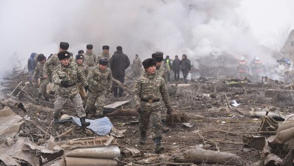 Сотрудники МЧС на месте крушения самолета недалеко от аэропорта Манас - Sputnik Кыргызстан