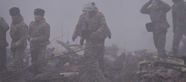 Сотрудники МЧС на месте крушения самолета недалеко от аэропорта Манас - Sputnik Кыргызстан