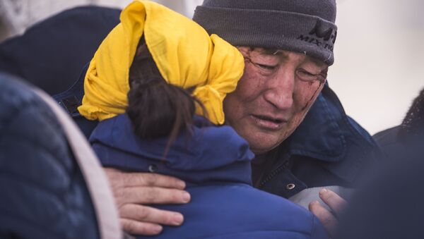 Родные и близкие погибших при крушении самолета Boeing-747 недалеко от аэропорта Манас - Sputnik Кыргызстан