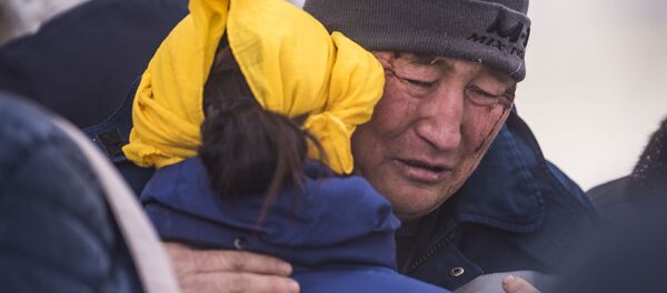 Родные и близкие погибших при крушении самолета Boeing-747 недалеко от аэропорта Манас - Sputnik Кыргызстан