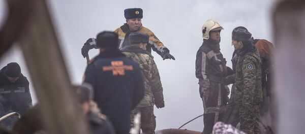 Сотрудники МЧС на месте крушения самолета недалеко от аэропорта Манас Сотрудники МЧС на месте крушения самолета недалеко от аэропорта Манас - Sputnik Кыргызстан