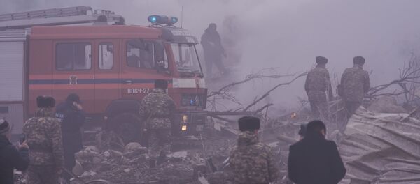 Сотрудники МЧС на месте крушения самолета недалеко от аэропорта Манас - Sputnik Кыргызстан