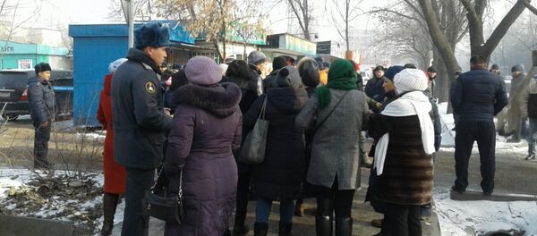 Манас аэропортунун жанындагы учактын кыйрашынан улам каза болгондордун жакындары Республикалык соттук-медициналык экспертизанын бюросунун алдына чогулушту - Sputnik Кыргызстан