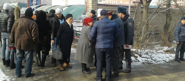 У здания Республиканского бюро судебно-медицинской экспертизы находятся люди, которым предстоит опознать тела погибших жителей села Дача-Суу - Sputnik Кыргызстан