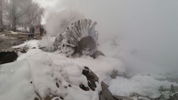Обломки двигателя самолета Boeing-747 потерпевшего крушение недалеко от аэропорта Манас - Sputnik Кыргызстан