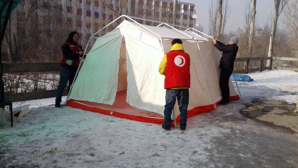 Для родных и близких погибших в результате крушения грузового авиалайнера в селе Дача-Суу организован временный лагерь, где людям предлагается еда и горячие напитки - Sputnik Кыргызстан