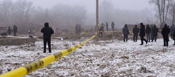 Сотрудники МЧС на месте крушения самолета недалеко от аэропорта Манас Сотрудники МЧС на месте крушения самолета недалеко от аэропорта Манас - Sputnik Кыргызстан