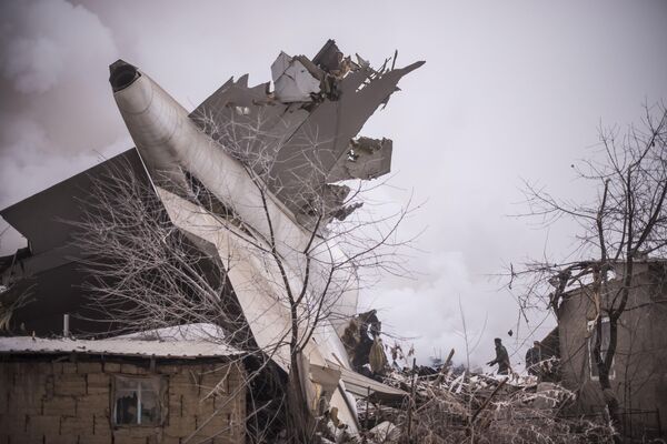 Сегодня в стране произошла трагедия — на село Дача-Суу неподалеку от столицы рухнул грузовой самолет, что привело к гибели более 30 человек - Sputnik Кыргызстан
