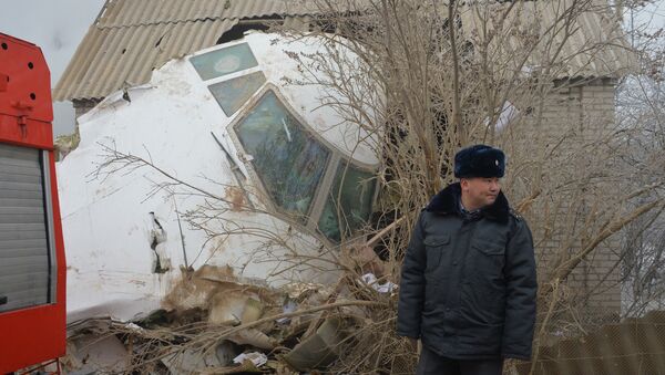 Сотрудник МВД КР на месте авиакрушения самолета Boeing-747 в селе Дача-Суу недалеко от аэропорта Манас - Sputnik Кыргызстан