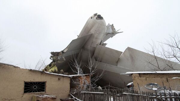Обломки самолета Boeing-747 потерпевшего крушение недалеко от аэропорта Манас - Sputnik Кыргызстан