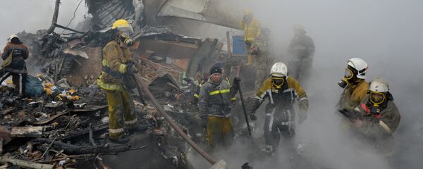 Сотрудники МЧС на месте авиакрушения самолета Boeing-747 в селе Дача-Суу недалеко от аэропорта Манас - Sputnik Кыргызстан