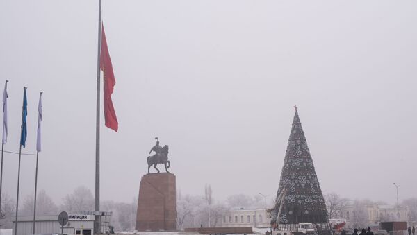Приспущенный флаг Кыргызстана на площади Ала-Тоо в день траура по погибшим в авиакатастрофе недалеко от аэропорта Манас - Sputnik Кыргызстан
