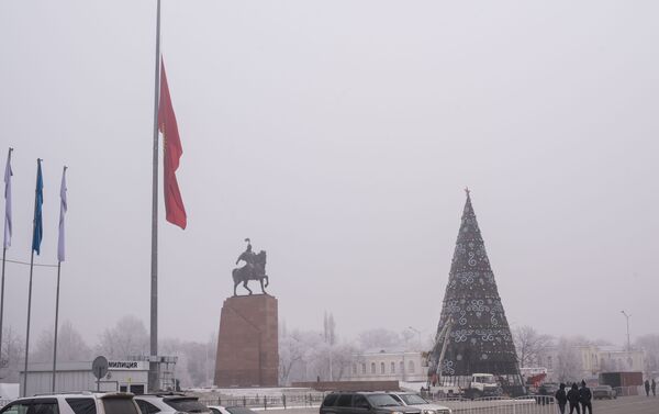 В Кыргызстане приспущены все флаги — 17 января объявлено днем траура по погибшим в авиакатастрофе - Sputnik Кыргызстан