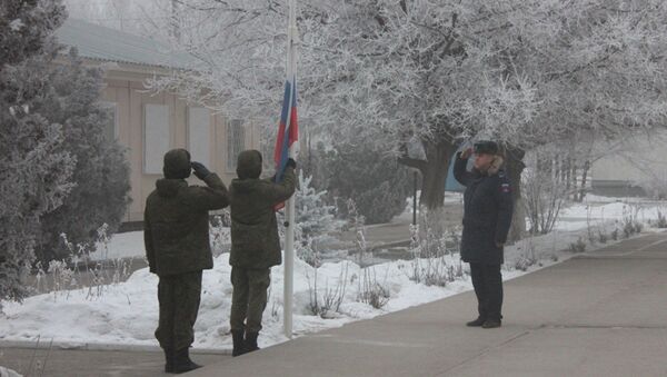 Военнослужащие авиабазы ОДКБ Кант почтили минутой молчания память погибших при крушении Boeing 747 вблизи международного аэропорта Манас - Sputnik Кыргызстан