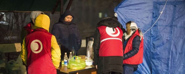 Временный лагерь у городского морга для родных и близких погибших в результате крушения грузового авиалайнера в селе Дача-Суу Временный лагерь у городского морга для родных и близких погибших в результате крушения грузового авиалайнера в селе Дача-Суу - Sputnik Кыргызстан