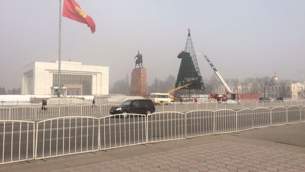 Демонтаж новогодней елки на площади Ала-Тоо - Sputnik Кыргызстан