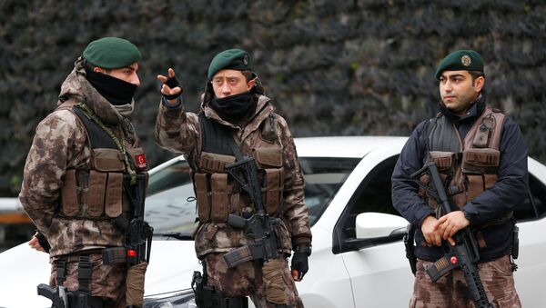Члены турецкого спецназа стоят на страже у штаб-квартиры полиции в Стамбуле, Турция, 17 января 2017 года - Sputnik Кыргызстан