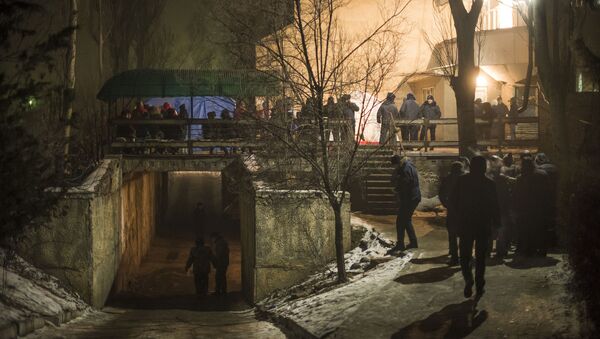 Сотрудники правоохранительных органов и родственники погибших в авиакатастрофе самолета Boeing-747 у городского морга в Бишкеке - Sputnik Кыргызстан