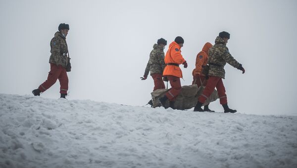 Сотрудники МЧС уносят тело погибшего при авиакрушении самолета Boeing-747 в селе Дача-Суу недалеко от аэропорта Манас - Sputnik Кыргызстан