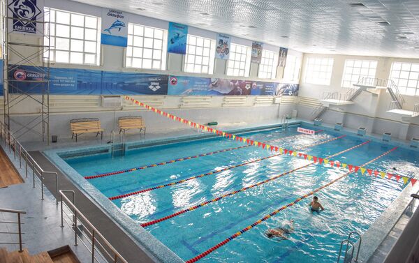 Один из старейших бассейнов города был открыт в ноябре после реконструкции. Стоимость ремонта превысила 50 миллионов сомов. - Sputnik Кыргызстан