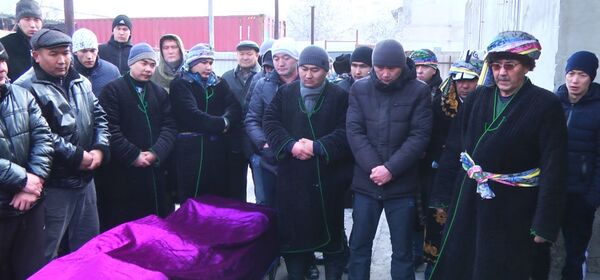 Первые похороны после авиакатастрофы — слезы и боль родных - Sputnik Кыргызстан