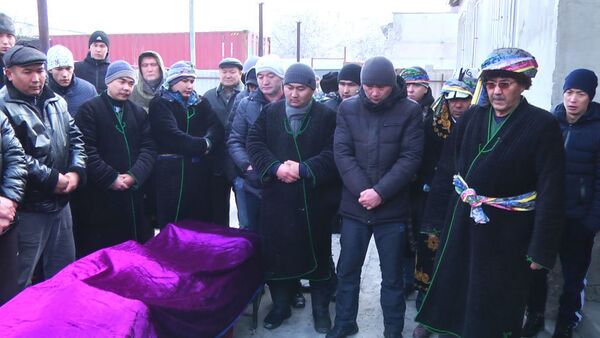 Первые похороны после авиакатастрофы — слезы и боль родных - Sputnik Кыргызстан