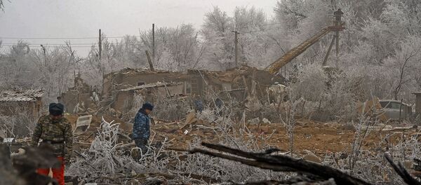 Сотрудники МЧС разбирают завалы на месте авиакрушения самолета Boeing-747 в Дача-Суу недалеко от аэропорта Манас - Sputnik Кыргызстан