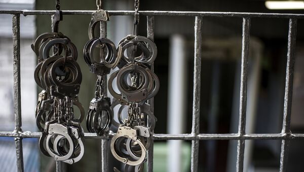Наручники висят на решетке тюрьмы. Архивное фото - Sputnik Кыргызстан