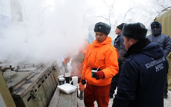 Спасатели обеспечены горячим питанием, для них организованы пункты обогрева и места для отдыха. - Sputnik Кыргызстан