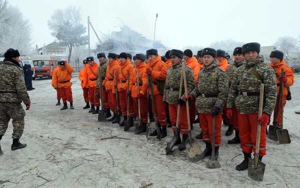 Работы ведут 300 спасателей МЧС - Sputnik Кыргызстан