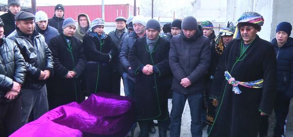 Артында 7 жашар уулу гана аман калган үй-бүлө жерге берилди - Sputnik Кыргызстан