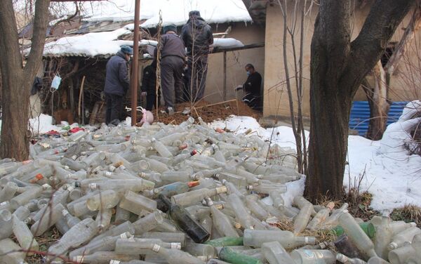 Во дворе одного из домов под грудой бутылок в городе Майлуу-Суу найдено тело пропавшей ранее 68-летней женщины Тамары Гузовой - Sputnik Кыргызстан