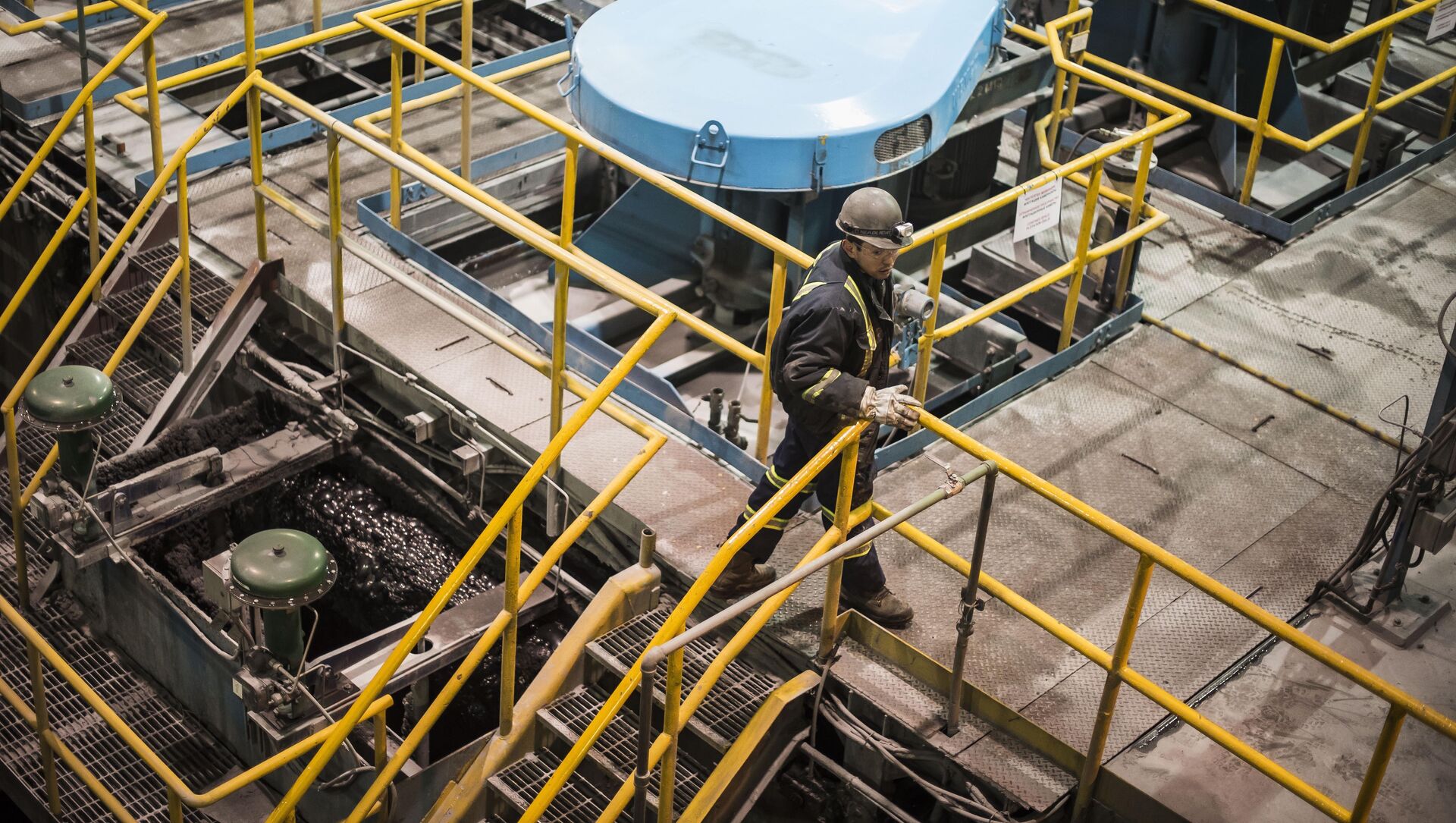 Сотрудник на заводе по обогащению золотоносной руды добываемой на руднике Кумтор. Архивное фото - Sputnik Кыргызстан, 1920, 10.05.2021
