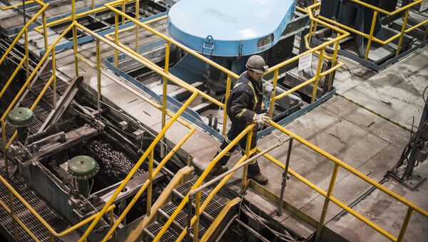 Сотрудник на заводе по обогащению золотоносной руды добываемой на руднике Кумтор. Архивное фото - Sputnik Кыргызстан