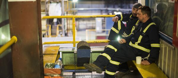 Рабочие во время перерыва. Архивное фото - Sputnik Кыргызстан