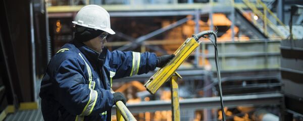 Сотрудник во время работы на заводе по обогащению золотоносной руды добываемой на руднике Кумтор. Архивное фото - Sputnik Кыргызстан