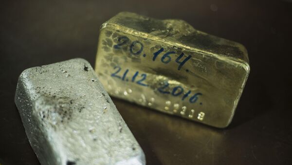 Образцы золота и серебра на заводе по обогащению золотоносной руды добываемой на руднике Кумтор. Архивное фото - Sputnik Кыргызстан