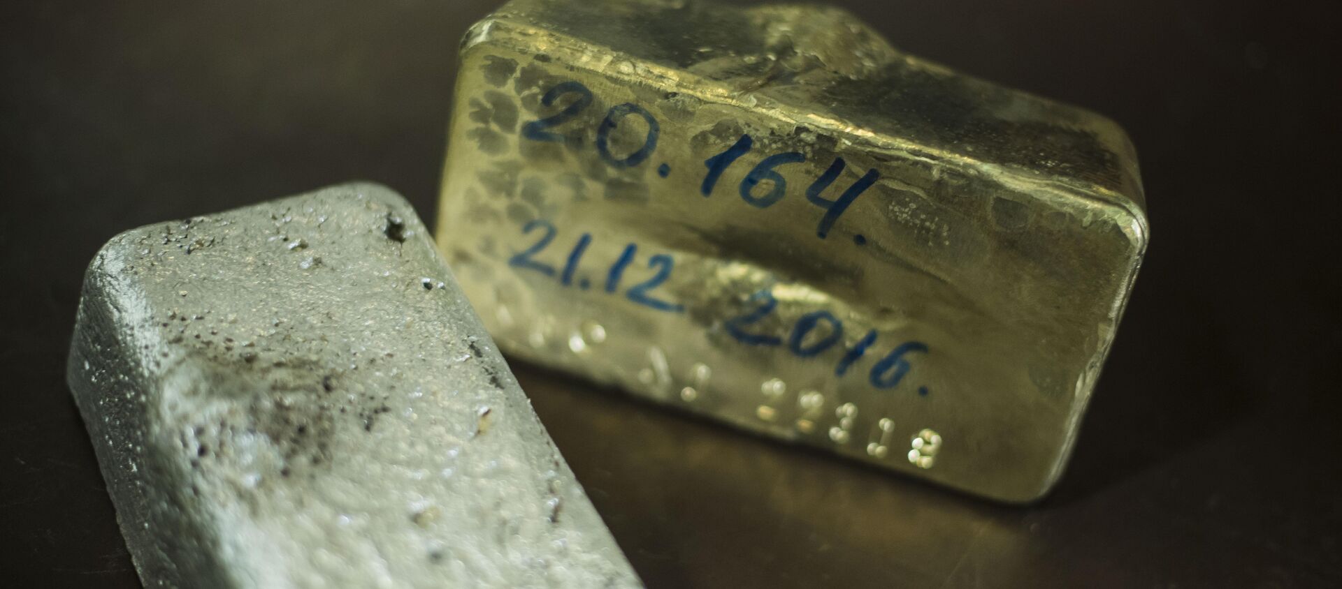 Образцы золота и серебра на заводе по обогащению золотоносной руды добываемой на руднике Кумтор. Архивное фото - Sputnik Кыргызстан, 1920, 20.05.2021