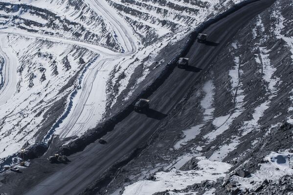Грузовики способны перевозить до 180 тонн золотоносной руды - Sputnik Кыргызстан