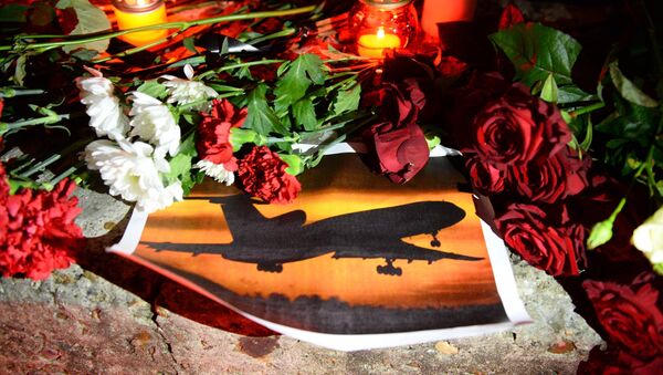 Свечи и цветы на акции памяти в Сочи, где самолет Минобороны РФ Ту-154 потерпел крушение у побережья Черного моря. - Sputnik Кыргызстан
