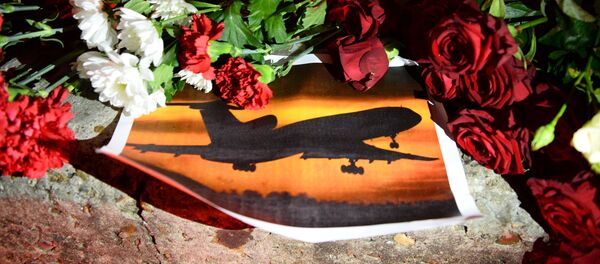 Свечи и цветы на акции памяти в Сочи, где самолет Минобороны РФ Ту-154 потерпел крушение у побережья Черного моря. - Sputnik Кыргызстан