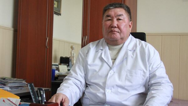 Дарыгер-невропатолог Темирбек Бекбоев маек учурунда - Sputnik Кыргызстан