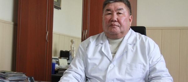 Дарыгер-невропатолог Темирбек Бекбоев маек учурунда - Sputnik Кыргызстан
