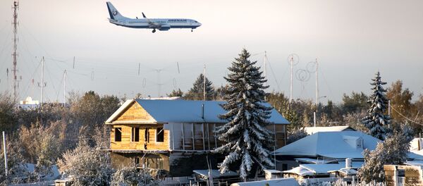 Турак үйлөрдүн үстүнөн учуп бараткан учактын архивдик сүрөтү - Sputnik Кыргызстан